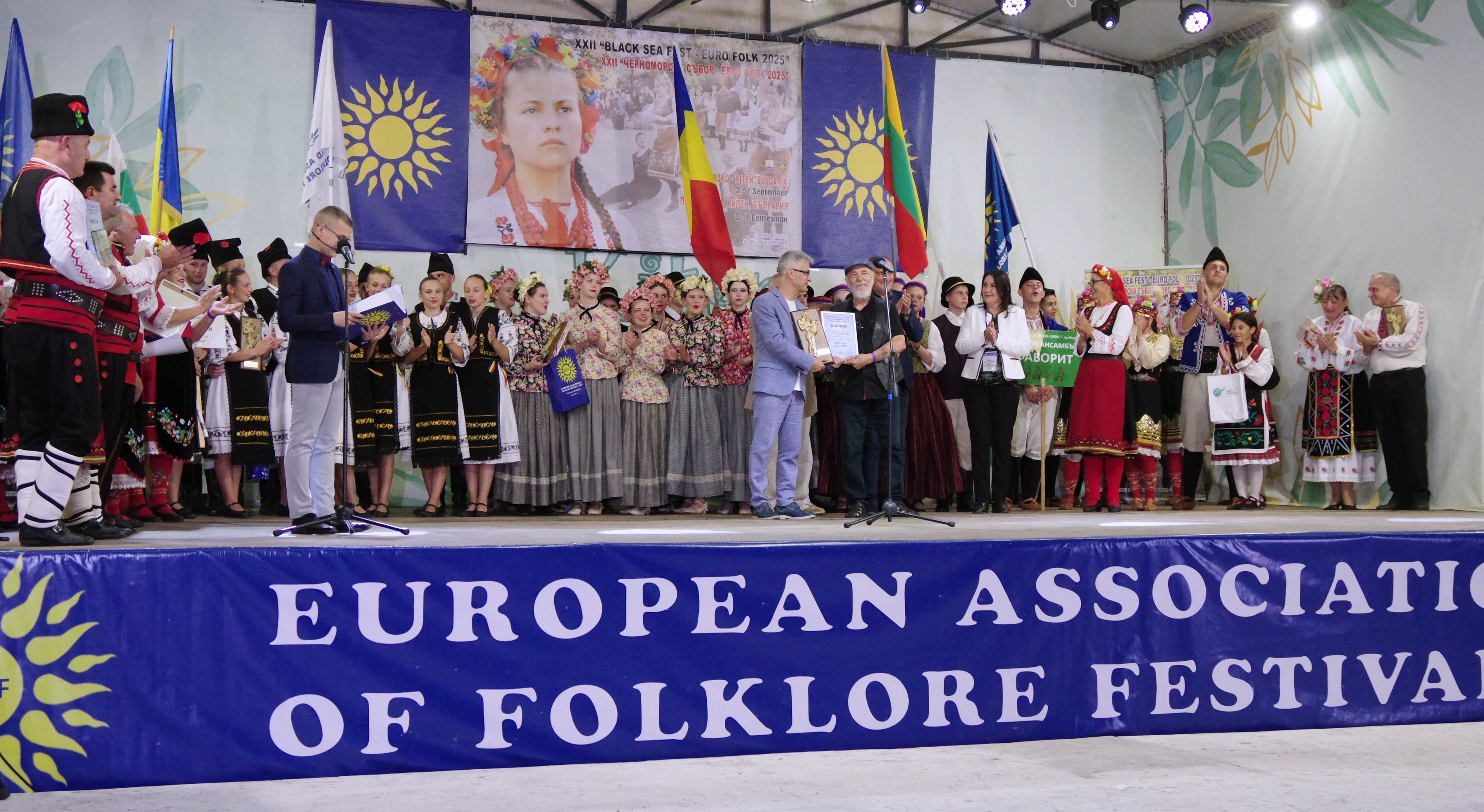 8.12.25 връчване на Златния Орфей на танцьорите ни  на Евро фолк 2025.JPG