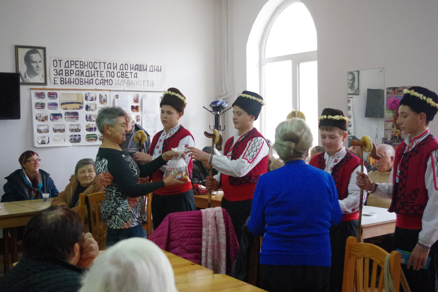 18.12.25 малката група коледари.JPG